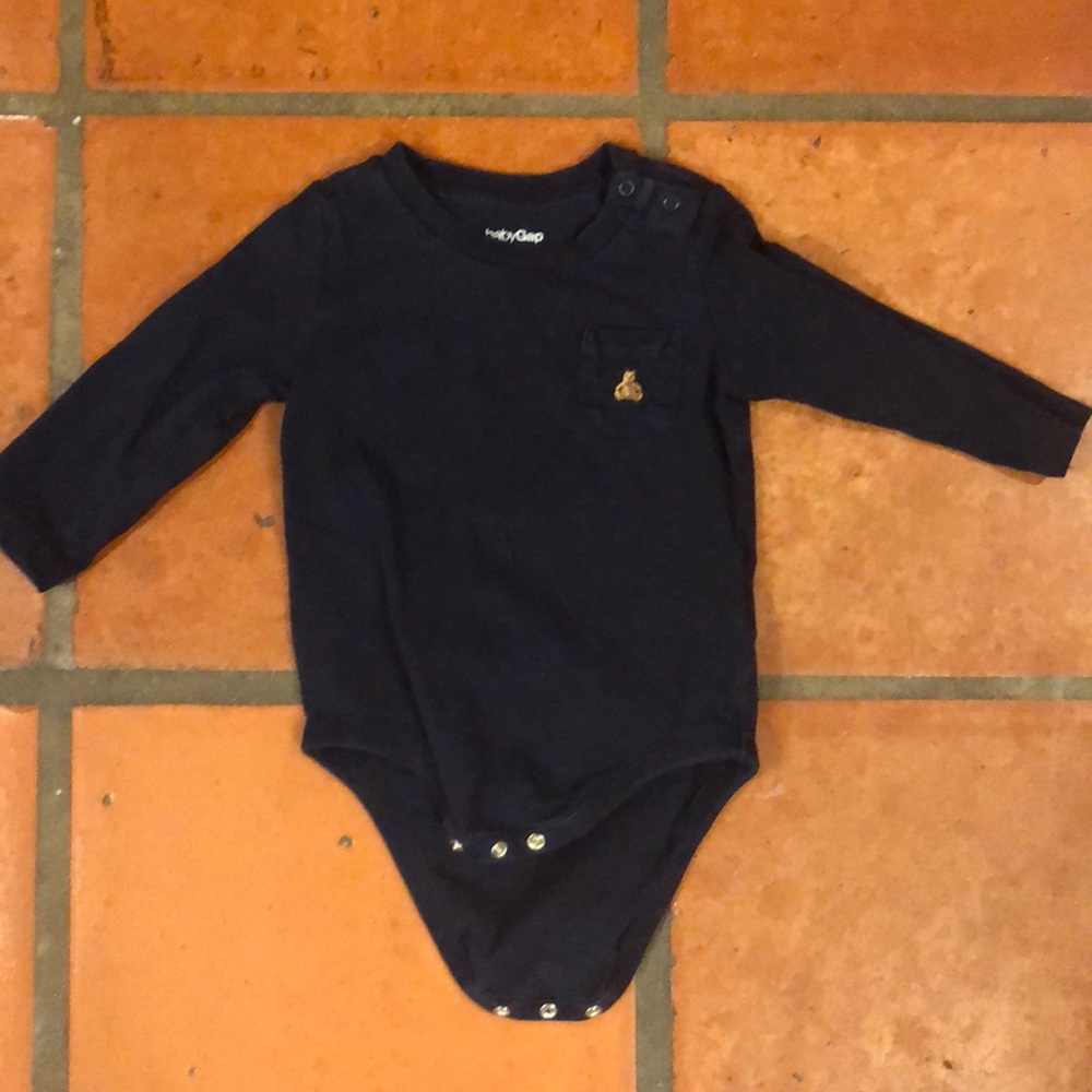 Baby gap long sleeve onesie t-shirt with pocket